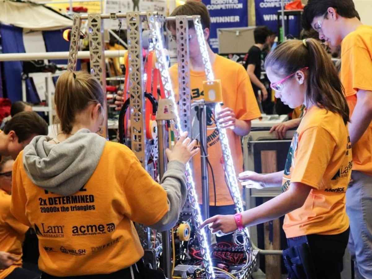 Kids working on a STEM project for article West Linn-Wilsonville School District for newcomers moving to Portland area.