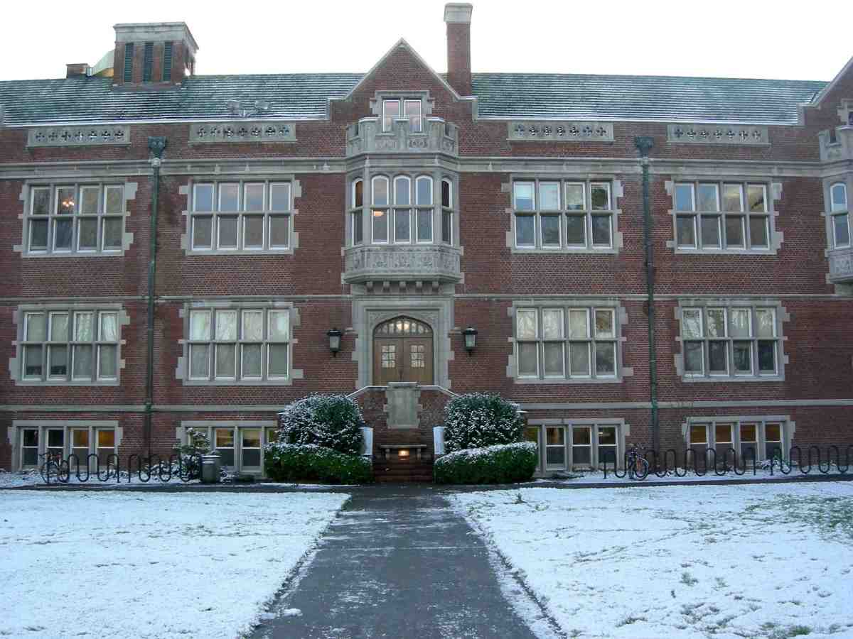Eliot hall old school building for article Reed College for newcomers moving to Portland.