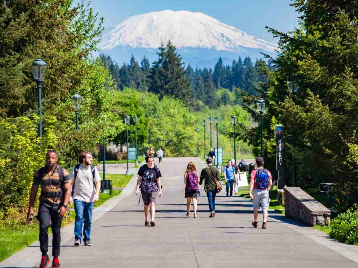 Mount St Helen's in background from campus for article Washington State University Vancouver for newcomers moving to Portland.