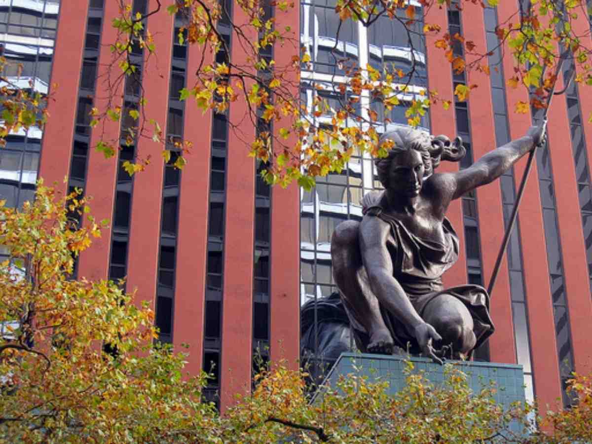 Statue outside with building in background for article Portland Business Associations for newcomers moving to Portland.