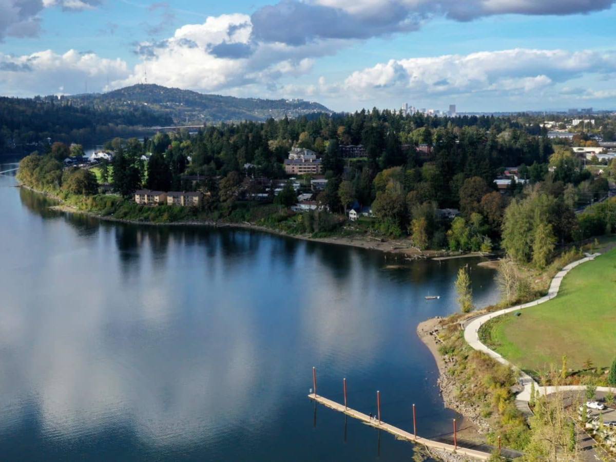Arial view of Willamette River and the Riverfront Park in Milwaukie Oregon for newcomers moving to Portland.