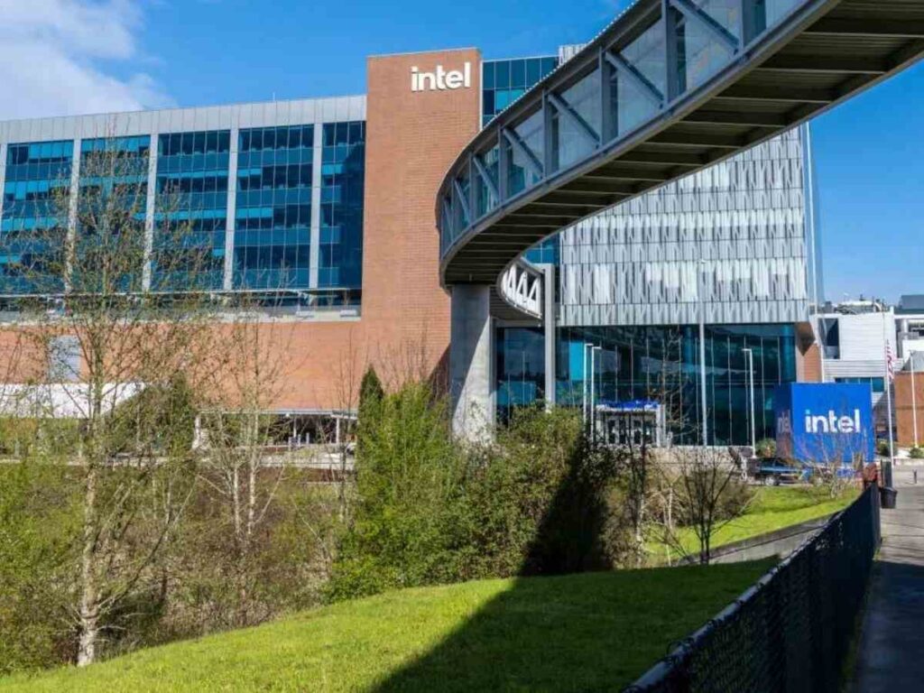 Intel’s Ronler Acres Campus building in Hillsboro for article Top 25 Employers in Portland for newcomers moving to Portland.